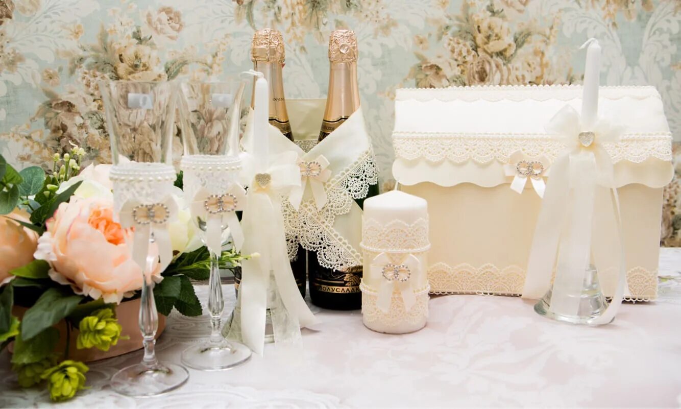 Набор молодожен. Свадебный набор на стол. Свадебные бутылки. Свадебный набор аксессуаров. Декор свадебных аксессуаров.