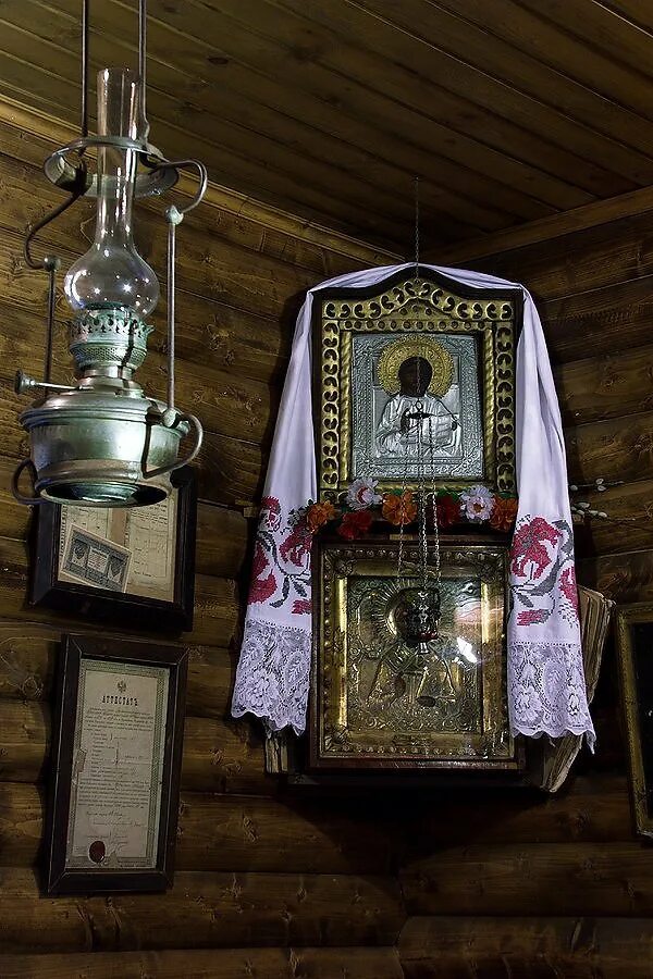 иконы в избе. красный угол с иконами. красный угол божница. красный уголок в доме. св угол.