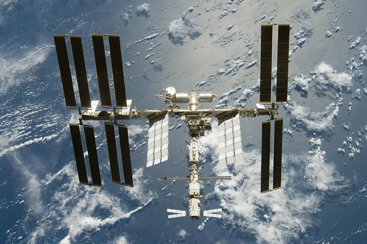 Мкс фото. Международная Космическая станция МКС. ISS МКС. МКС 2000. МКС 2011.