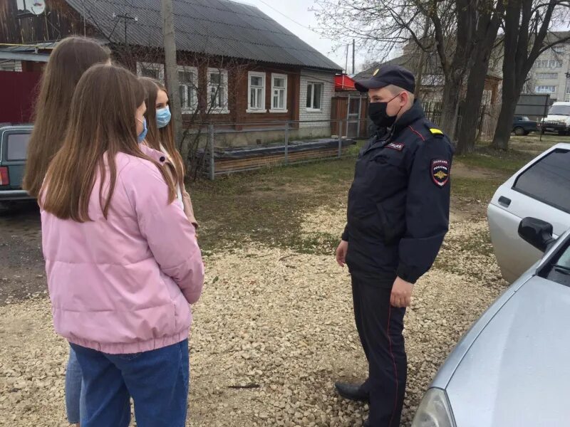 Полицейский догони. Полиция поймала подростка. Полицейский поймал подростка. Рейды по несовершеннолетним. Несовершеннолетние нарушители.