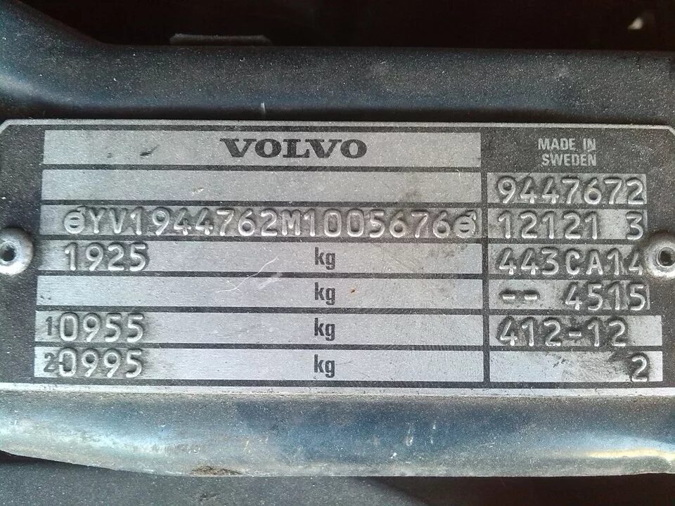 Расшифровка номера кузова. VIN Volvo 940. Volvo fh12 табличка с VIN. Volvo fh12 VIN номер. VIN номер Volvo s40 на кузове.