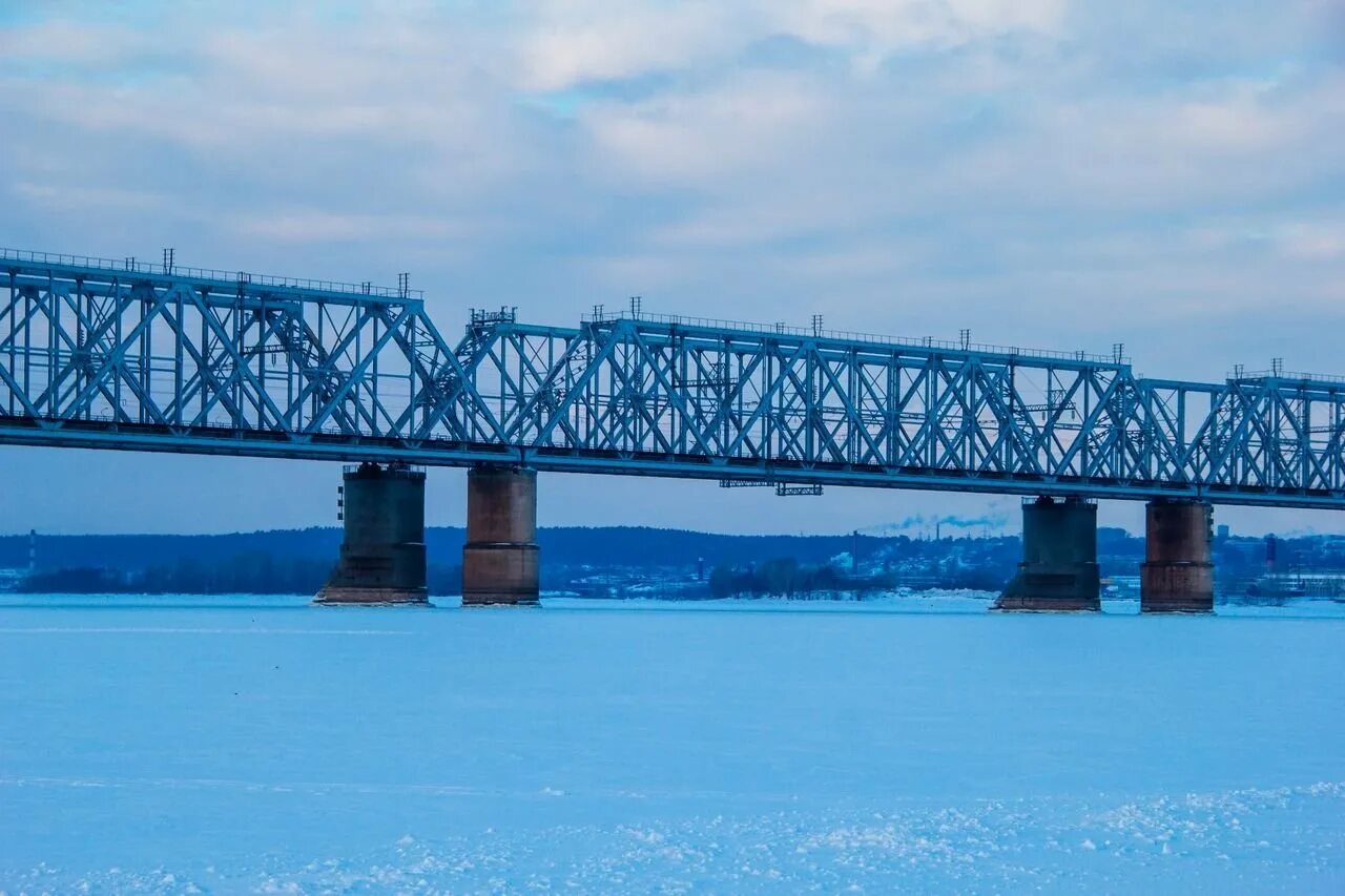 Где мост через волгу. Волга река саратов мост пристанное. мост через куйбышевское водохранилище казань. ульяновский железнодорожный мост через волгу. железнодорожный мост через волгу казань.
