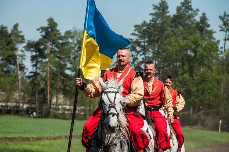 Ukrainian cossack. Запорожский Козак причёска. Казаки из Украины. Украинцы казаки. Современные запорожские казаки.