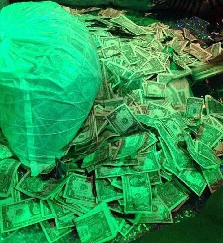 Money money green green you lost. Зелёные деньги Эстетика. Эстетика зелёного цвета деньги. Зеленый доллар. Купюра зеленого цвета.