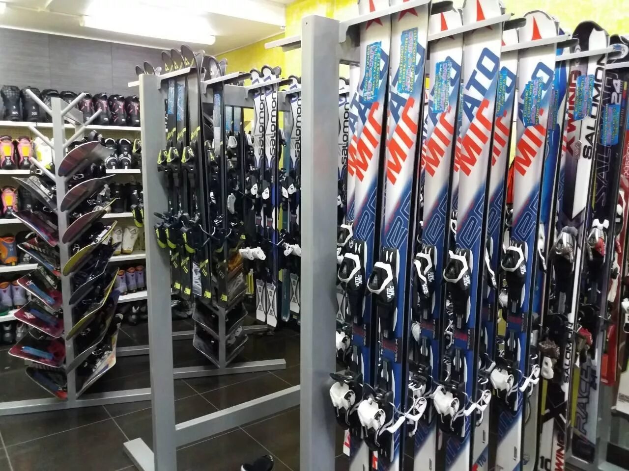 Куча лыж. Прокат сноубордов. Сноуборд напрокат красная поляна. Прокат сноубордов в адлере. Прокат горнолыжного снаряжения мытищи.