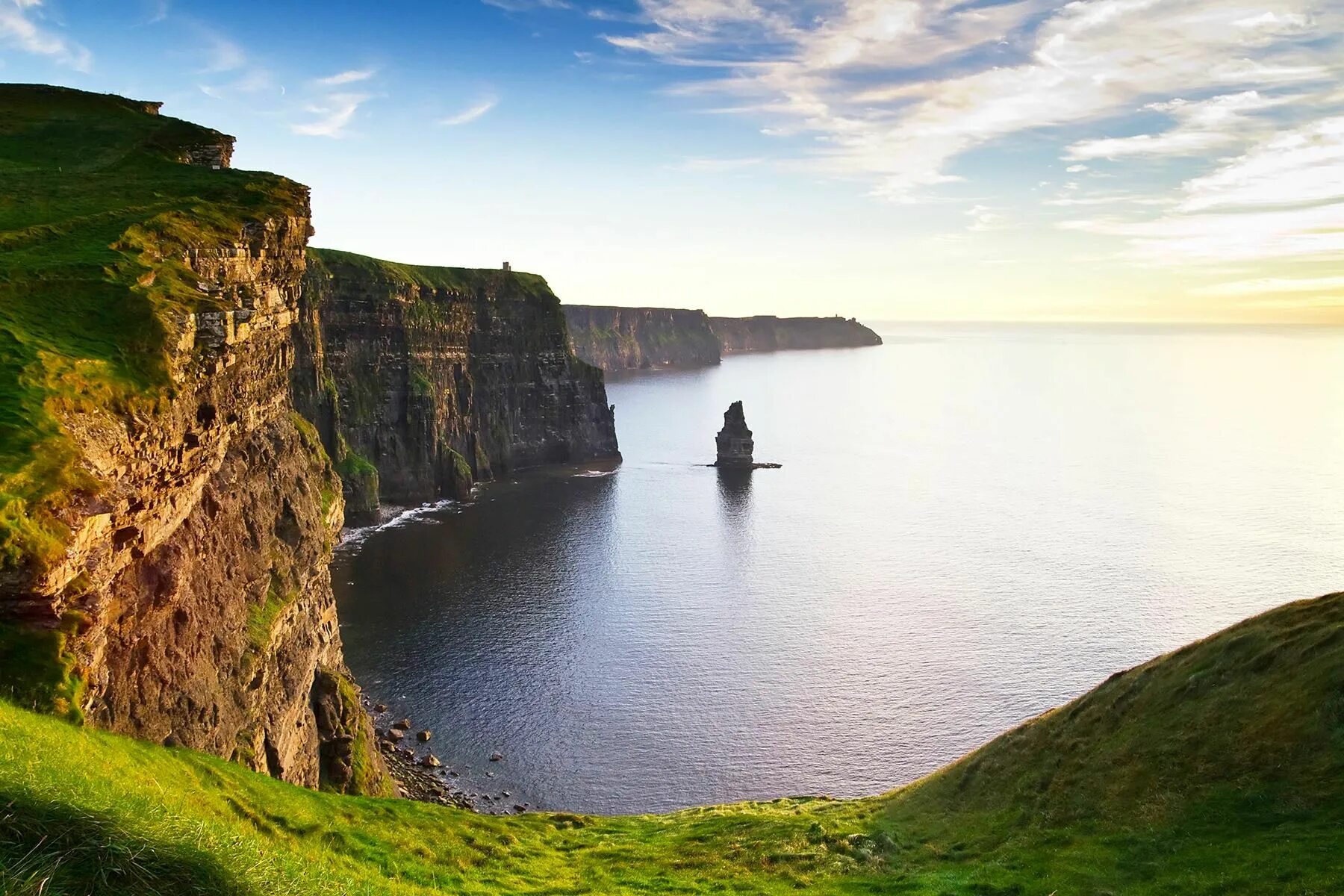Big cliffs. Скалы мохер, графство клэр, ирландия. скалы мохер ирландия. cliffs of moher ирландия. утёсы мохер ирландия закат.