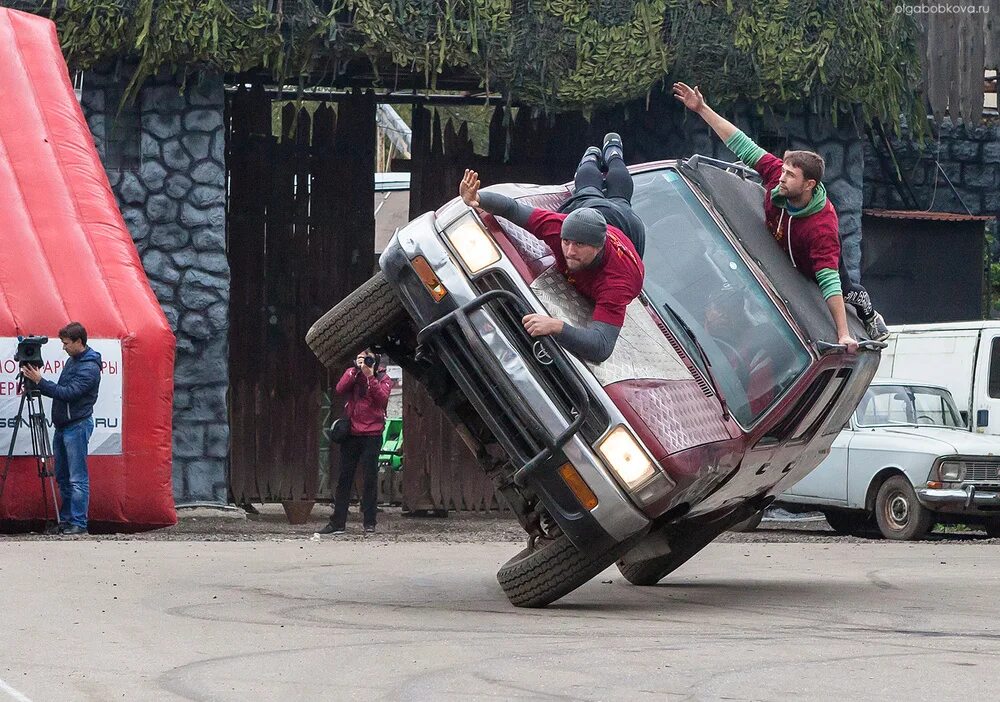 Каскадеры какого года. Каскадер картинка. Трюки каскадеров. Трюки каскадеров. Каскадеры какого года.