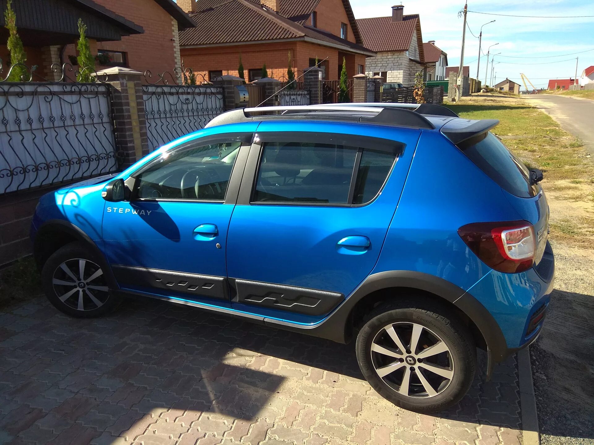 Renault stepway авито. Рено Сандеро степвей 2. Двери Рено Сандеро степвей 2. Рено сандёро степвей 2. Спойлер Рено Сандеро степвей 2.