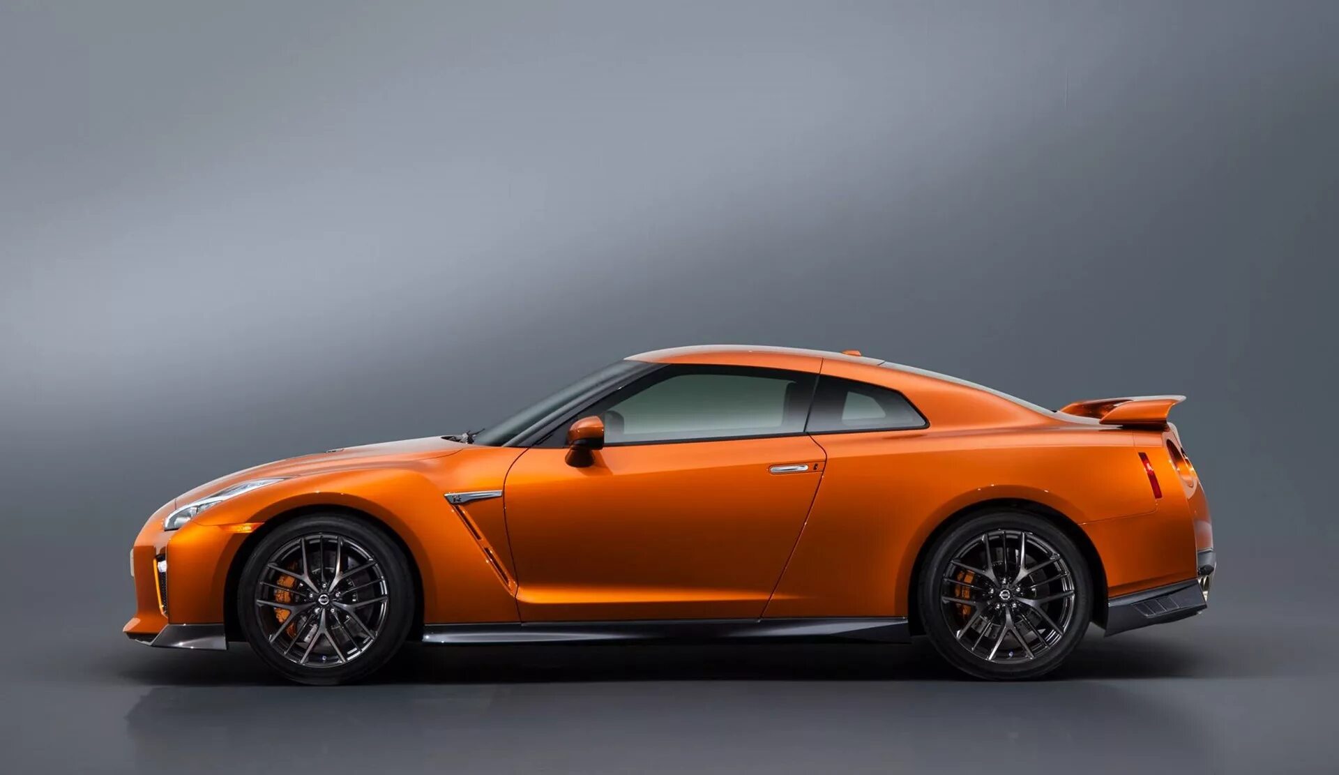 R side. Ниссан ГТР 2017. Nissan Skyline GTR r35 Orange. Nissan gt-r 2017. Ниссан ГТР 2021 оранжевый.