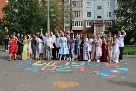 Выпускники 11 а покупают букеты цветов