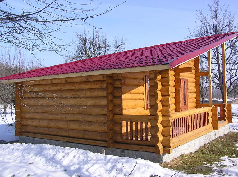 Крыша на баню двускатная. Крыша баня сруб бани. Баня сруб 6*6 с террасой сбоку. Крыша бани из сруба. Баня с большой верандой под одной крышей.