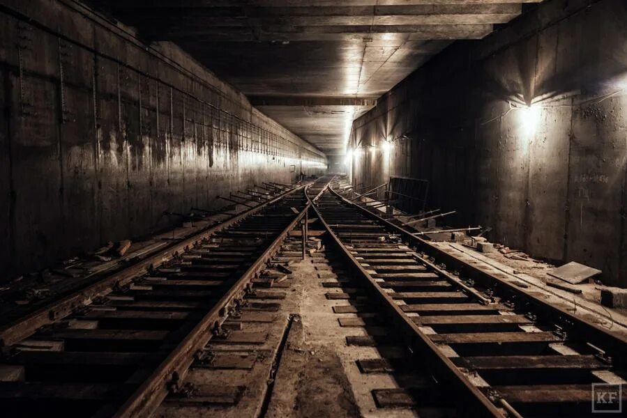 Воспроизвести на станции 2. Тоннели метро Казань. Свая в тоннеле метро. Стальные коридоры под землёй.
