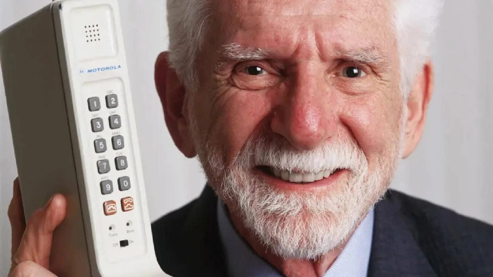 Первые мобильные сайты. Первые мобильные сайты. Motorola dynatac 1973. Первые мобильные сайты. Первый мобильник.