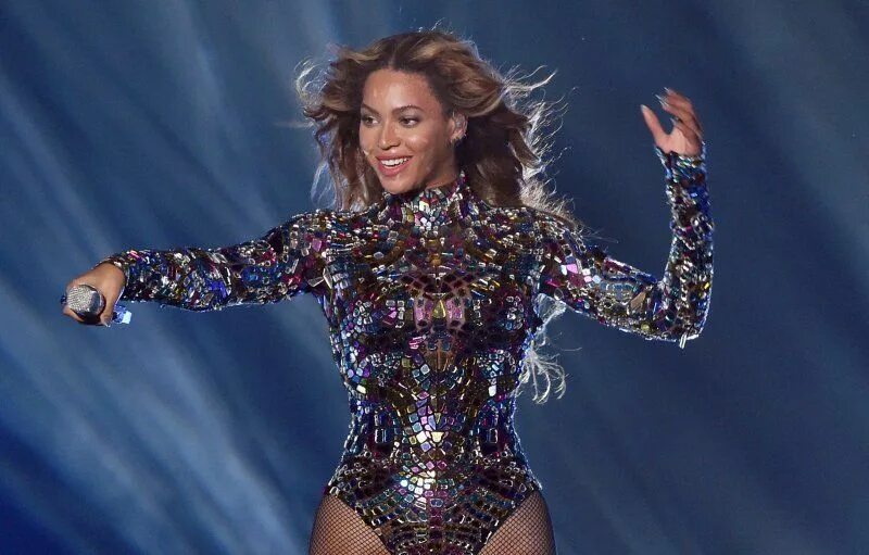 Beyonce поет. Знаменитые певицы америки 21 века. Beyonce 2011. Бейонсе жизель ноулз-картер. Фамилия бейонсе на английском.