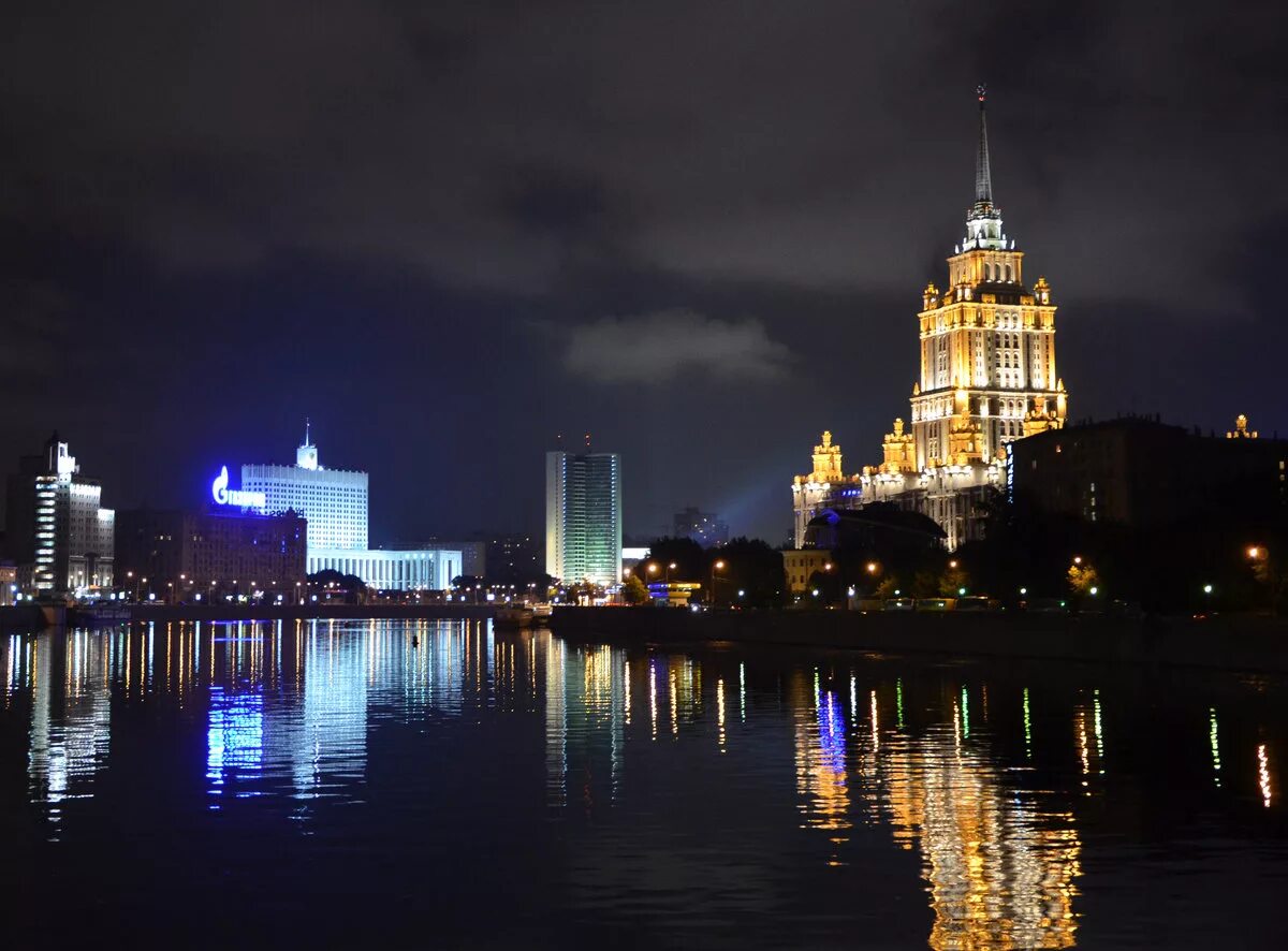 Мгу вечернее. МГУ С Москвы реки ночью. Набережная МГУ Москва. МГУ вид с Москва реки. МГУ С Москвы реки ночью летом.