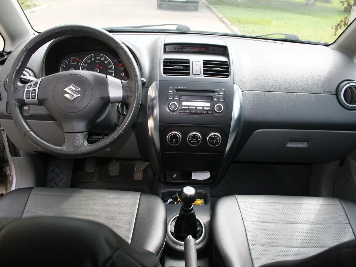 Suzuki sx4 2009 салон. номер кузова suzuki sx4. акб сузуки сх4 2010. где находится на сузуки сх4. где находится на сузуки сх4.