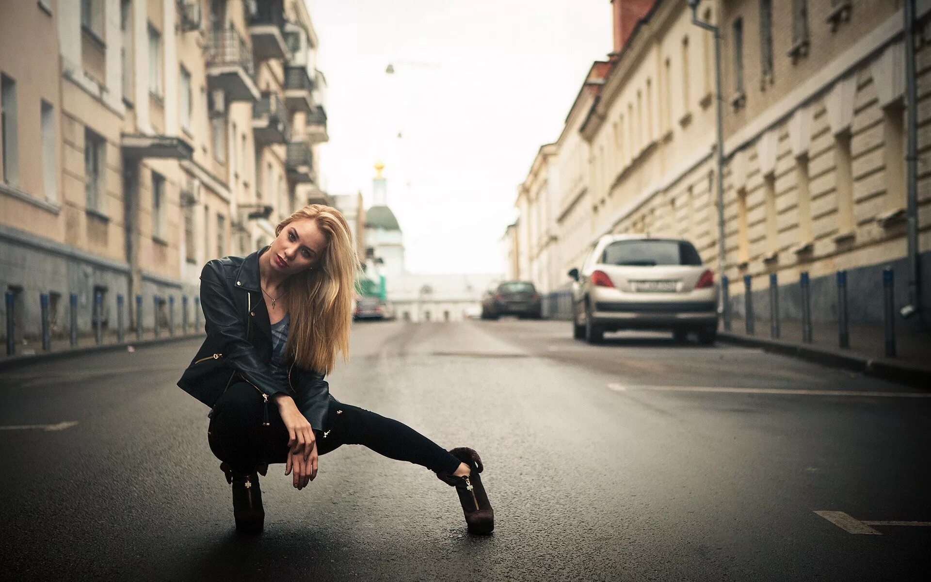 Women's road. Девушка в городе. Юля пушман фото. Девушка блондинка. Осенняя фотосессия на дороге.