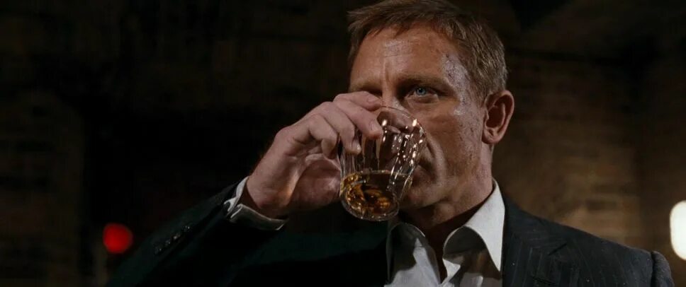 James bond 007 броснан с мартини. Что пьет бонд. Что пьет бонд. Дэниел крейг бонд квант милосердия. Любимый напиток джеймса бонда.