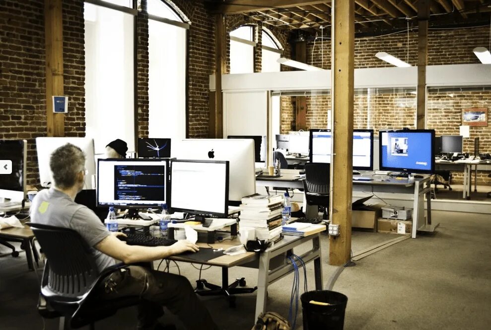 Офис программистов. Рабочее место в офисе. Рабочее место программиста. It компания.