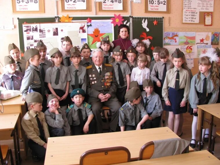 урок патриотического воспитания в школе. урок патриотического воспитания в школе. военная школа. школьники в школе с российским флагом. патриотизм в школе.