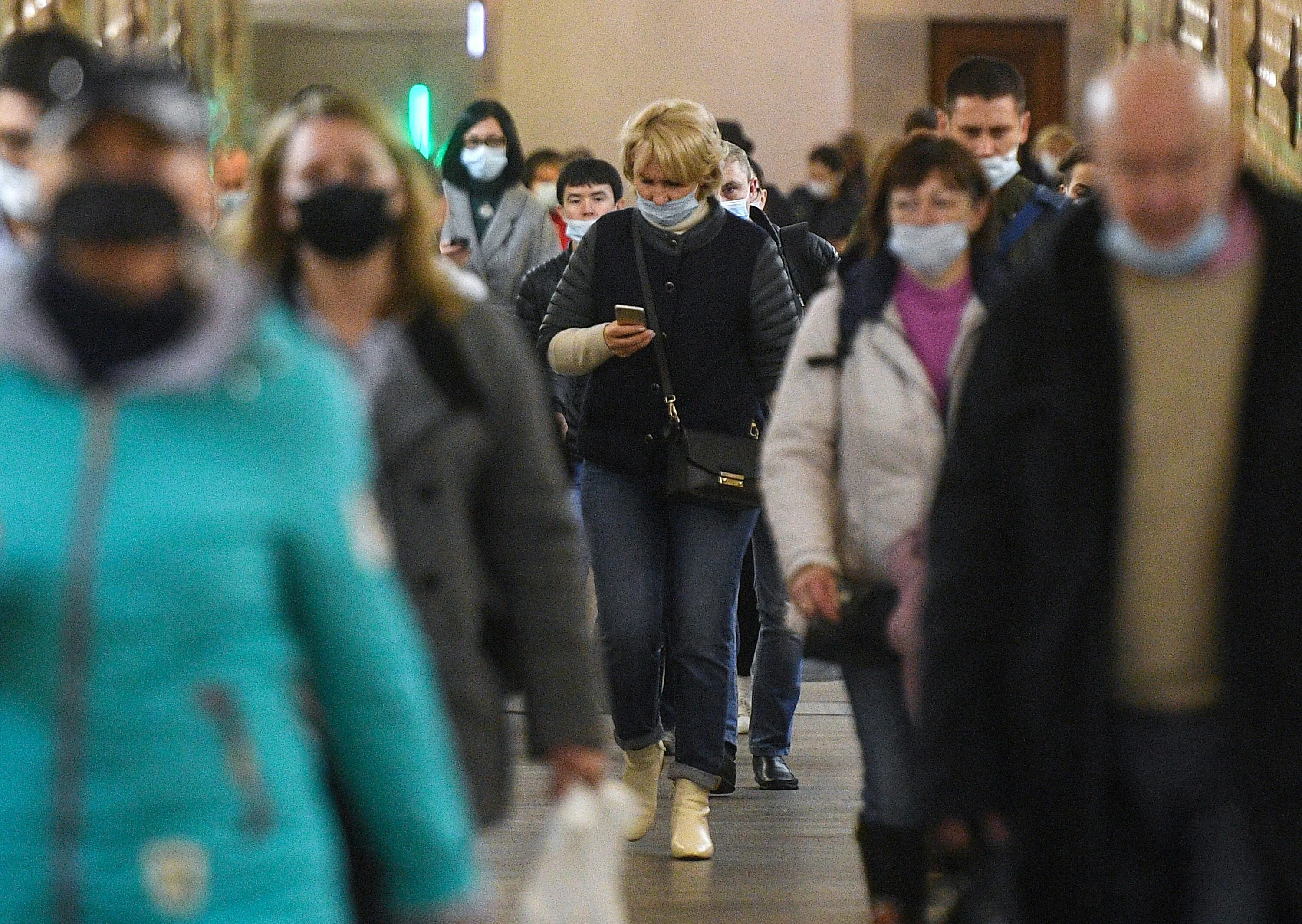 Передают риа новости. Эпидемия гриппа в городе толпа людей. Пандемия Covid 19 в РФ. Завершение пандемии.
