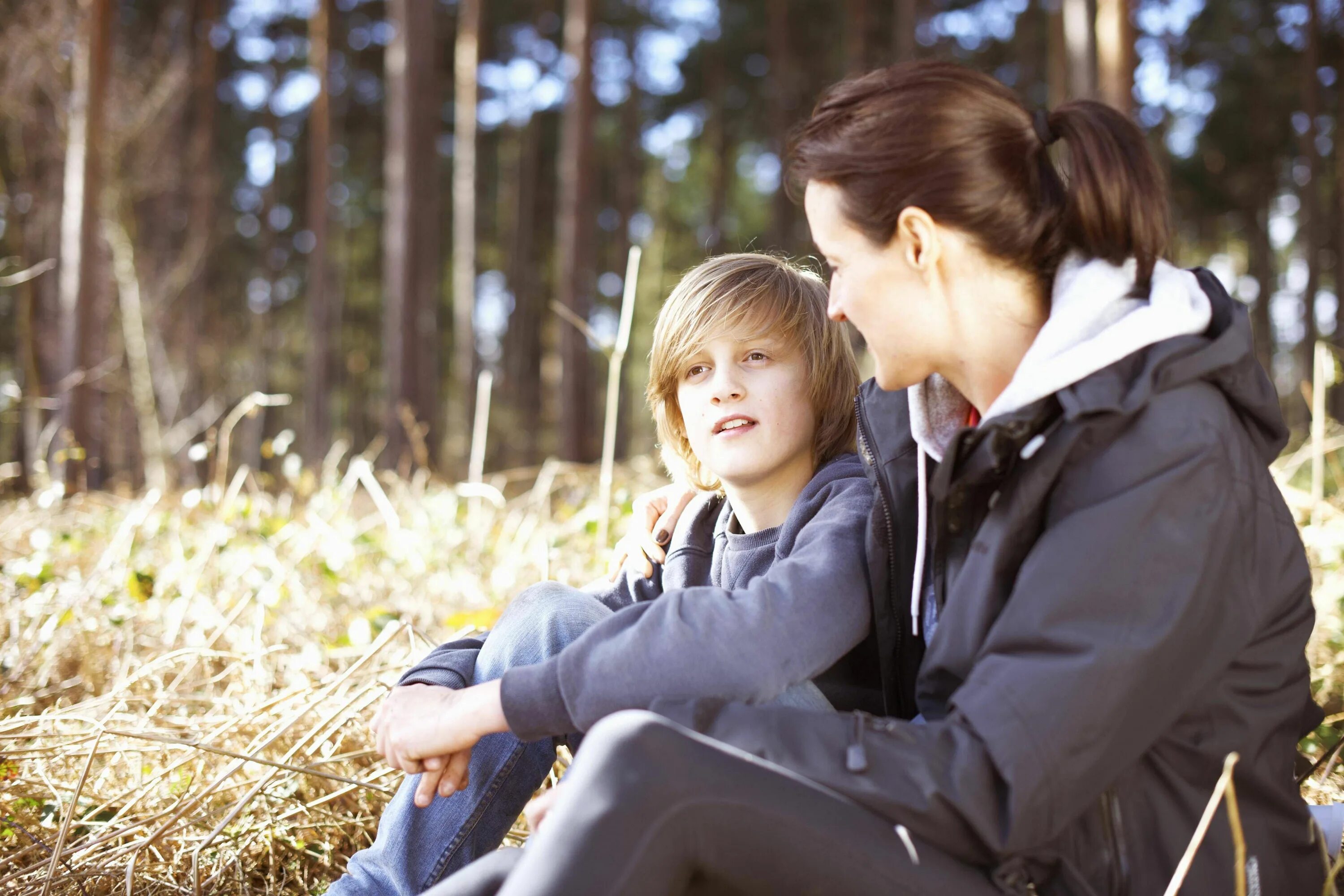 Белая мама и темнокожий малыш. Women with her son. Мама с ребенком идут. Layrita son. Mother and son shutterstock.