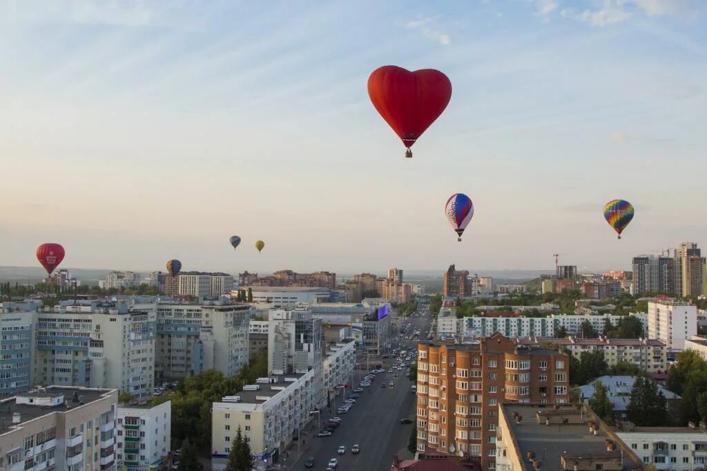 Полет на шаре уфа. Самрау фестиваль воздухоплавания 2021. Фестиваль воздушных шаров Уфа. Воздушный шар над городом. Воздушный шар над Уфой.