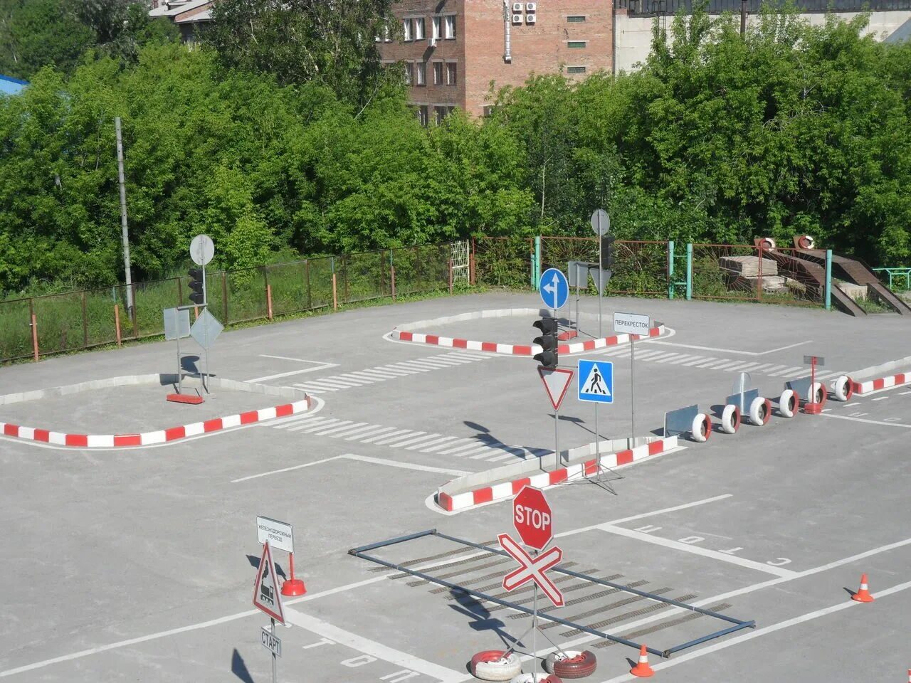 Площадка для вождения. Площадка автошколы. Учебная площадка для вождения. Автодром площадка. Современные автодромы.