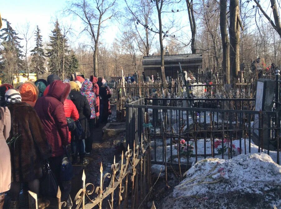 Похороненные на даниловском. Могила Матроны Московской на Даниловском кладбище. Даниловское кладбище Матрона Московская. Могила Святой Матроны на Даниловском кладбище. Кладбище Матроны Даниловское кладбище могила.