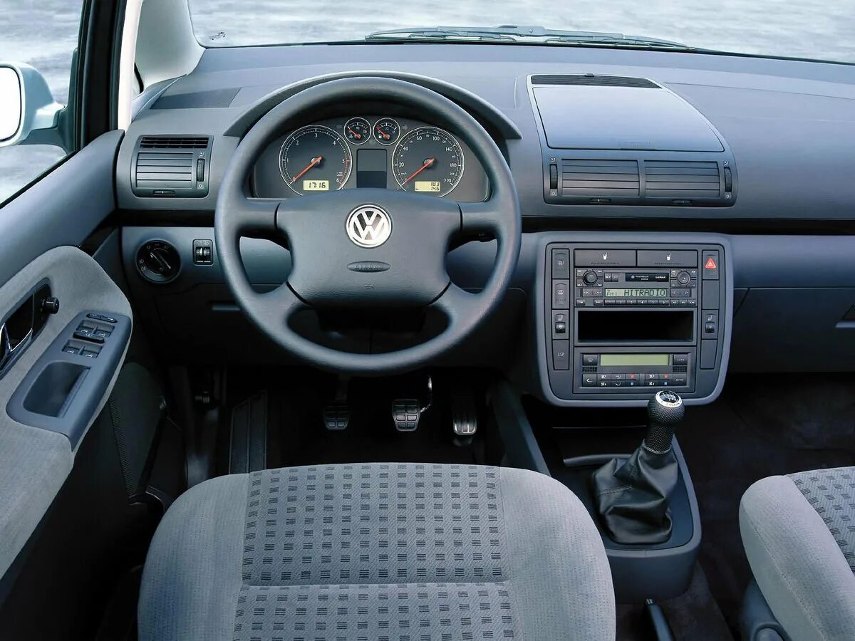 Volkswagen sharan года выпуска. VW Sharan 2002 салон. Volkswagen Sharan 2003 интерьер. Фольксваген Шаран 2003 салон. Volkswagen Sharan 2000 салон.