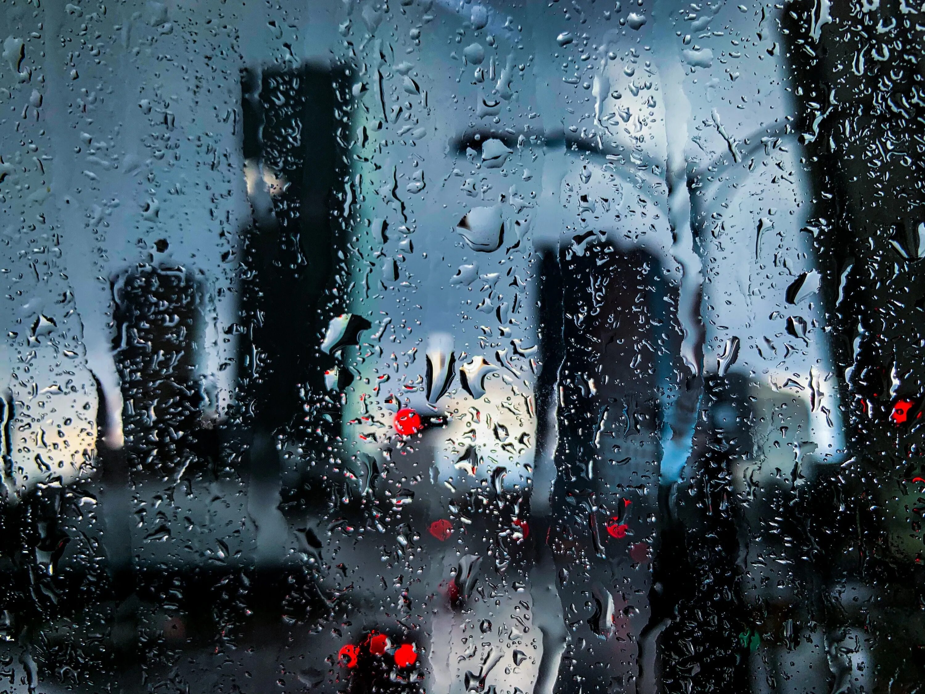 В темных каплях дождя. Капли на стекле. Обои дождь. Капли дождя на стекле. Красивые мокрое стекло.
