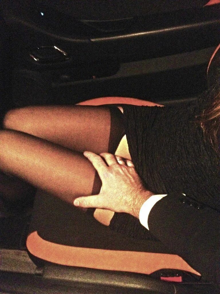 Я люблю лапать. Страсть в автомобиле. Женские ноги в машине. Мужская рука на женской коленке. Рука под платьем.