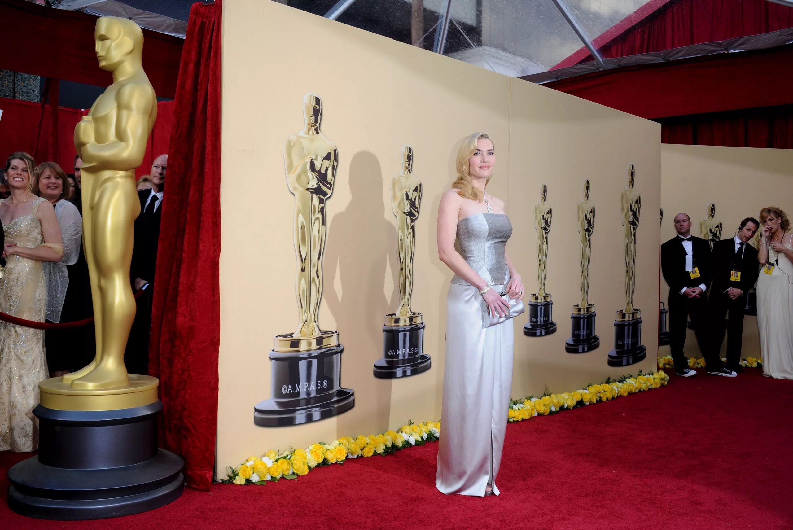 корпоратив в стиле оскар. наряд в стиле голливуд. украшение зала на выпускной в стиле оскар. оскар 2023 красная дорожка. вечеринка оскар голливуд.