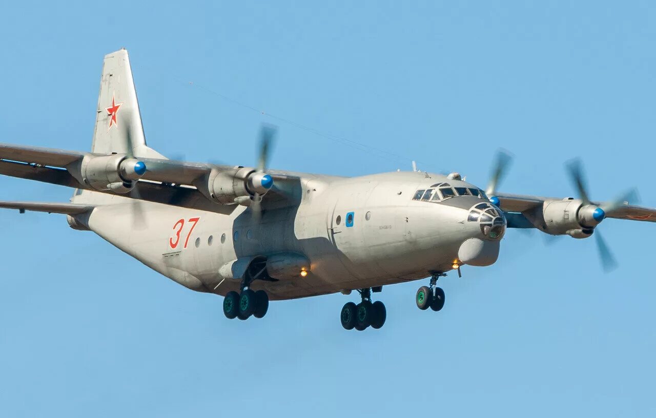 ан 12 площадь. самолет ан 12. антонов ан-12 бк. ан-12бк-ис. ан-12 транспортный самолёт.