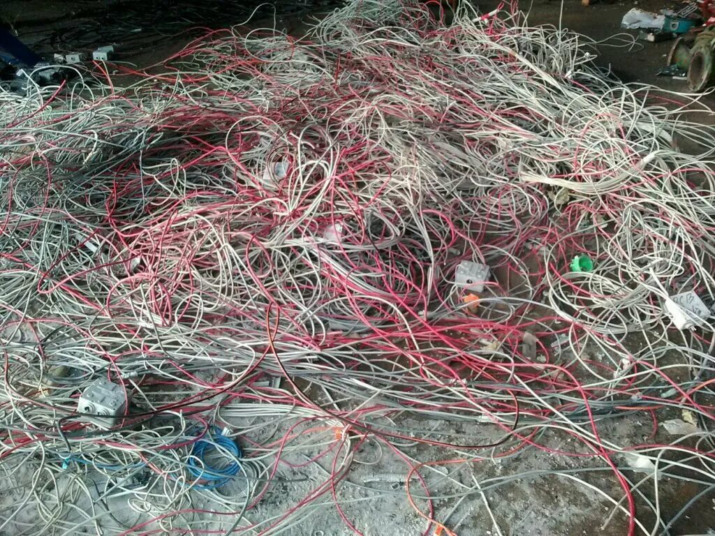 Провода металлолом. Лом кабеля. Медный кабель лом. Куча проводов.