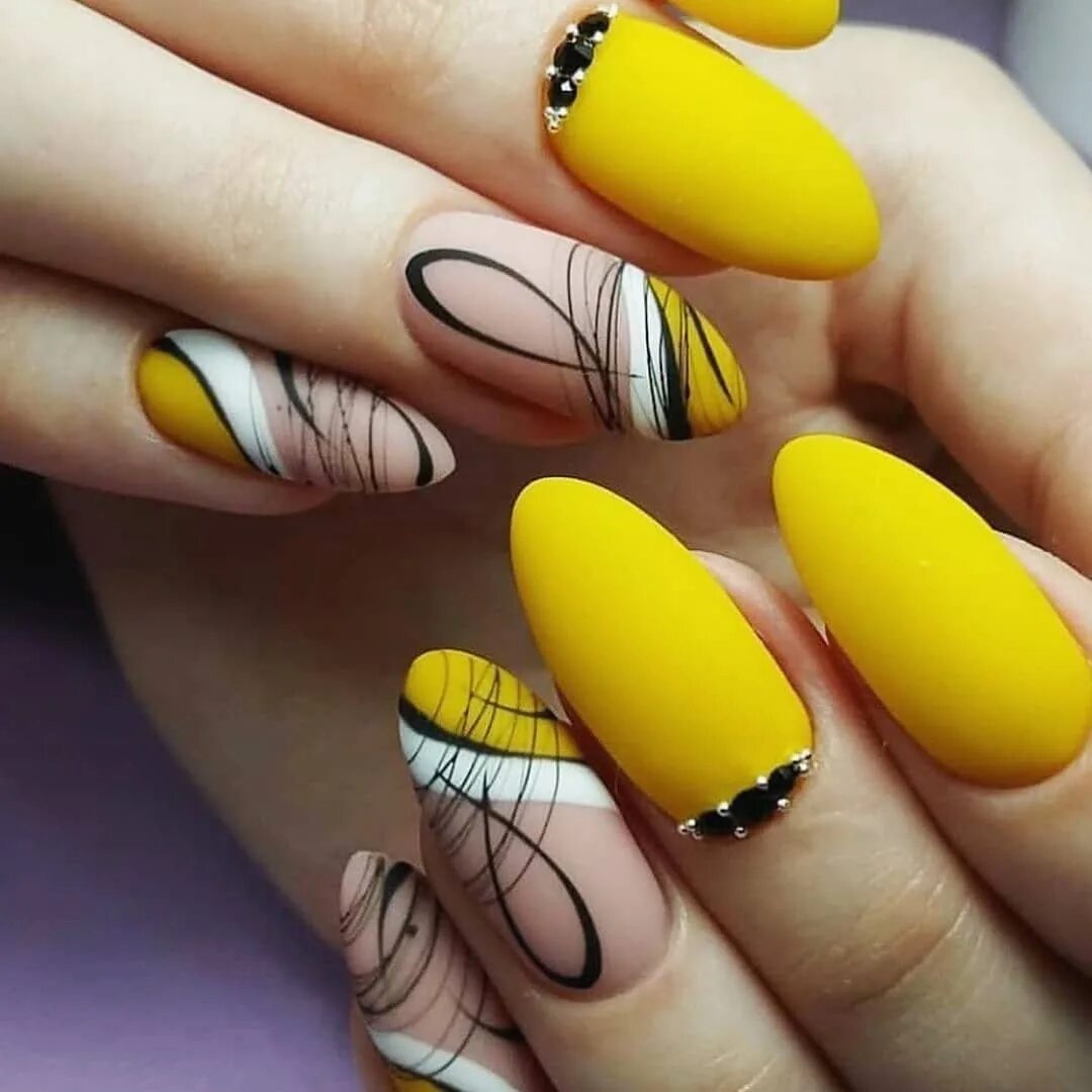 Ногти новинки желтые. Желтый маникюр. Жёлтые ногти маникюр. Красивые желтые ногти. Ярко желтый маникюр.