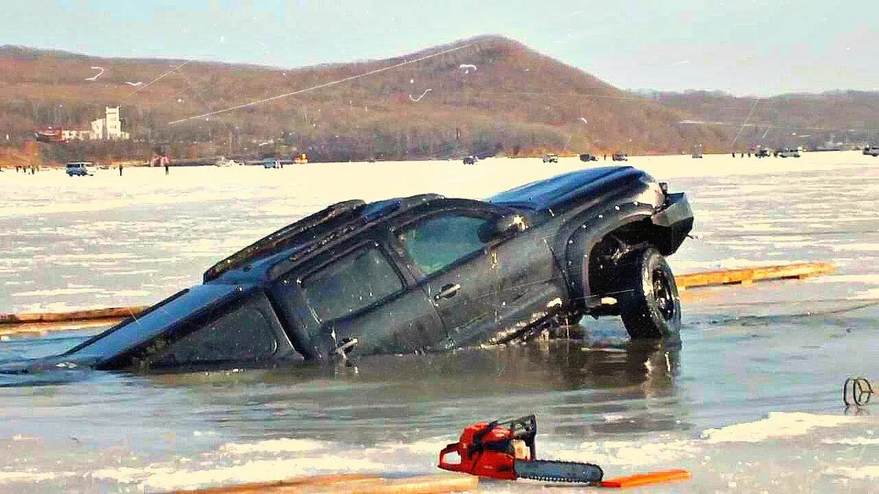 Машины рыбаков провалились под лед. Машина подо льдом. Байкал и машины провалились. Автомобиль ушел под лед.