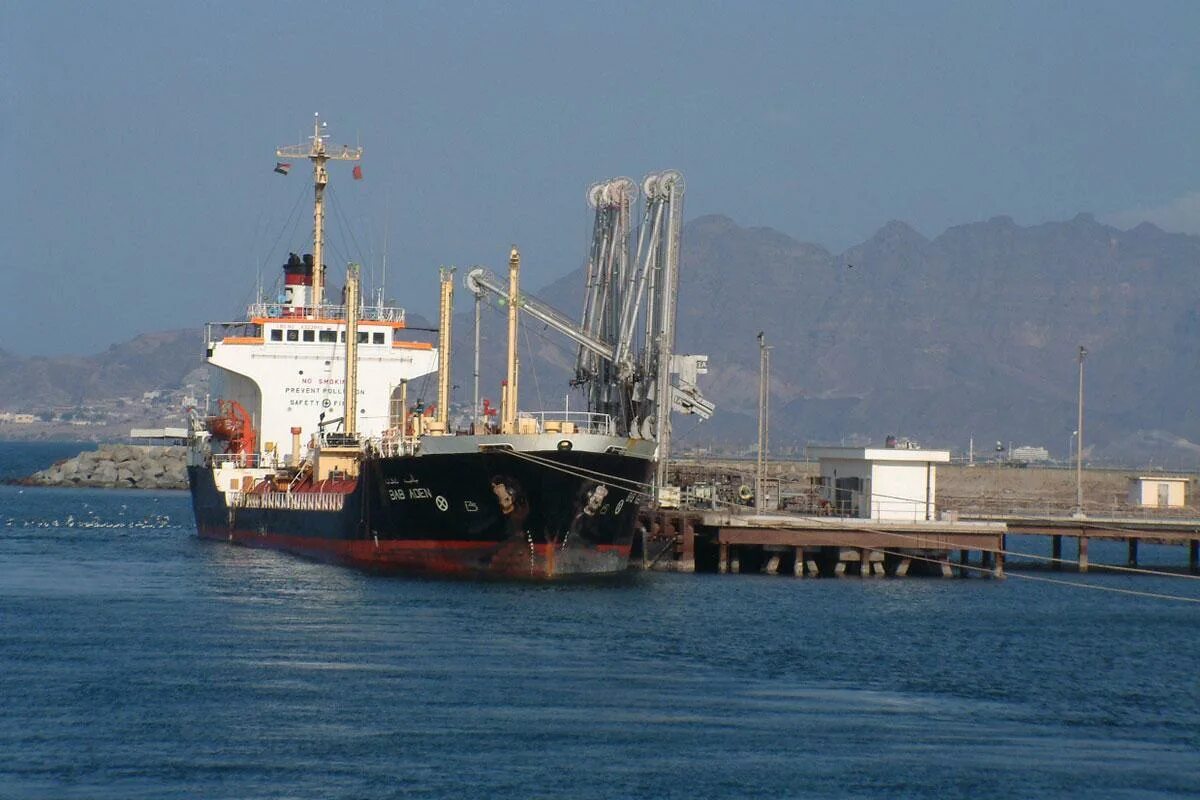 Yemen sea port. Морской порт в адене. Порт в йемене. Порт аден. Порты йемена.