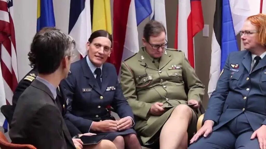 Женщина нато. Министры обороны НАТО. Генерал армии США трансгендер. Генерал НАТО трансгендер. Трансгендер НАТО министр обороны.