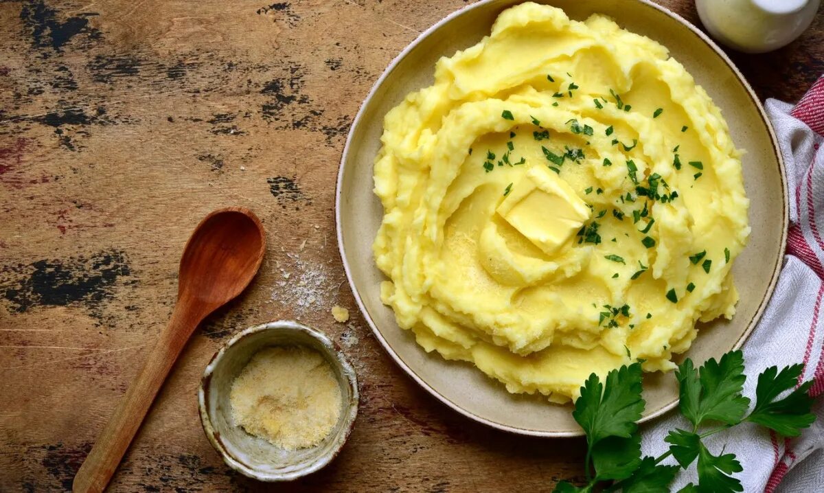 Как называли в старину картофельное пюре. Картофельное пюре. картофельное пюре с зеленью. картофельное пюре сверху. картофельное пюре с молоком и сливочным маслом.