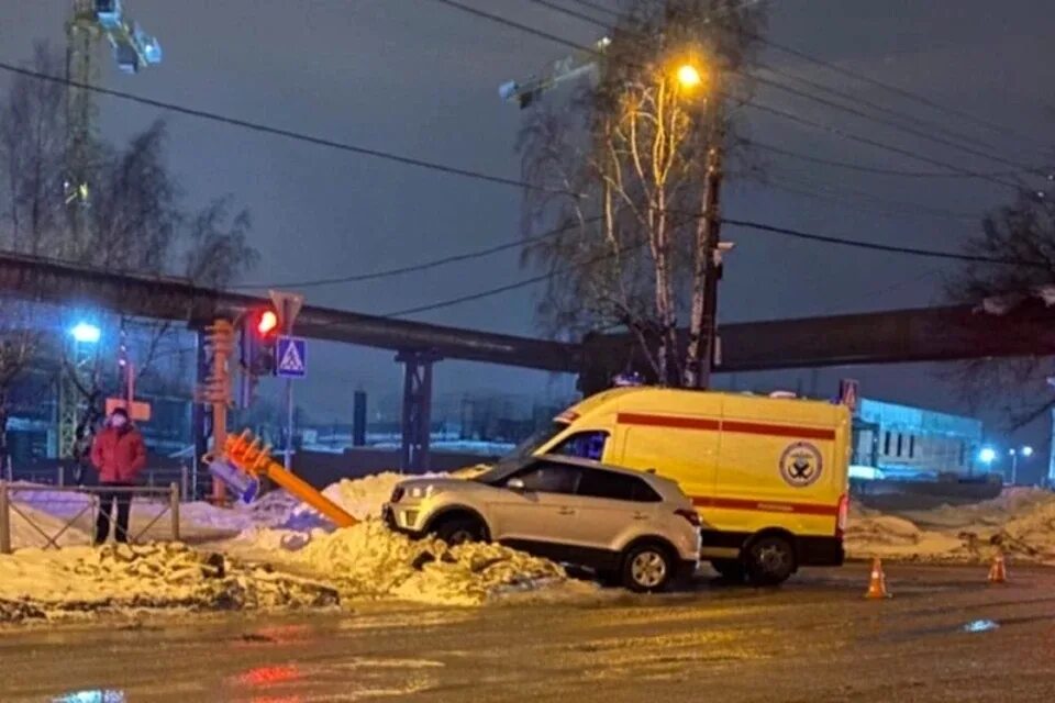 Авария в Кемерово вечером. Авария в Кемерово на пр. Ленина вчера вечером. Авария в Кемерово сегодня вечером. ДТП машины в Кемерово сегодня.