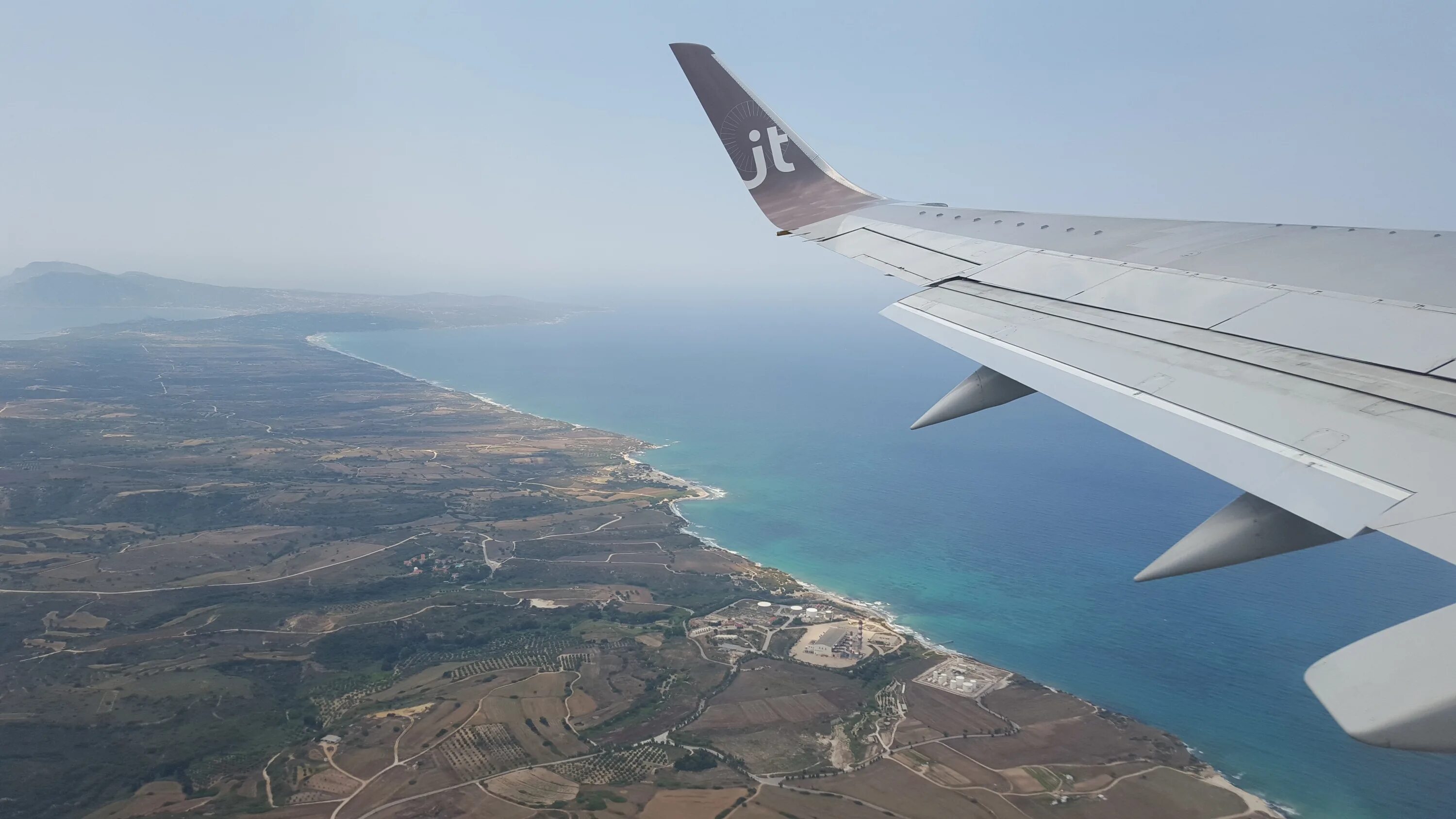 Plane holiday. Самолет над морем. Крыло самолета. Крыло самолета море. Море из самолета.