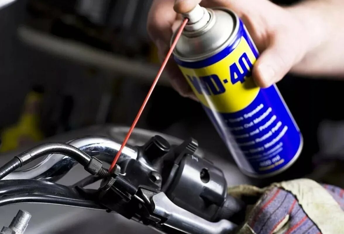 Смазать машинку видео. Машинная смазка WD-40. Смазка сломанного болта WD 40. Смазка для замка WD-40. Автохимия wd40.