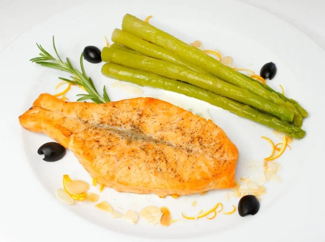 семга со спаржей.