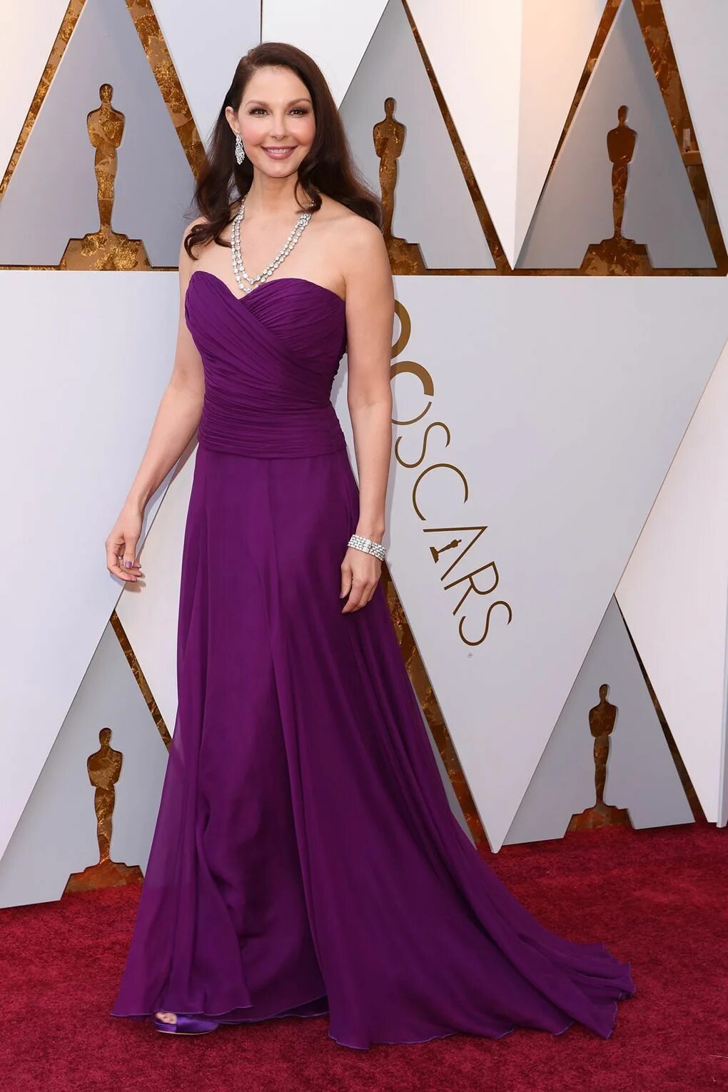 Ashley Judd платье. Оскар 2023 фиолетовое платье. Ashley Judd Academy Awards.
