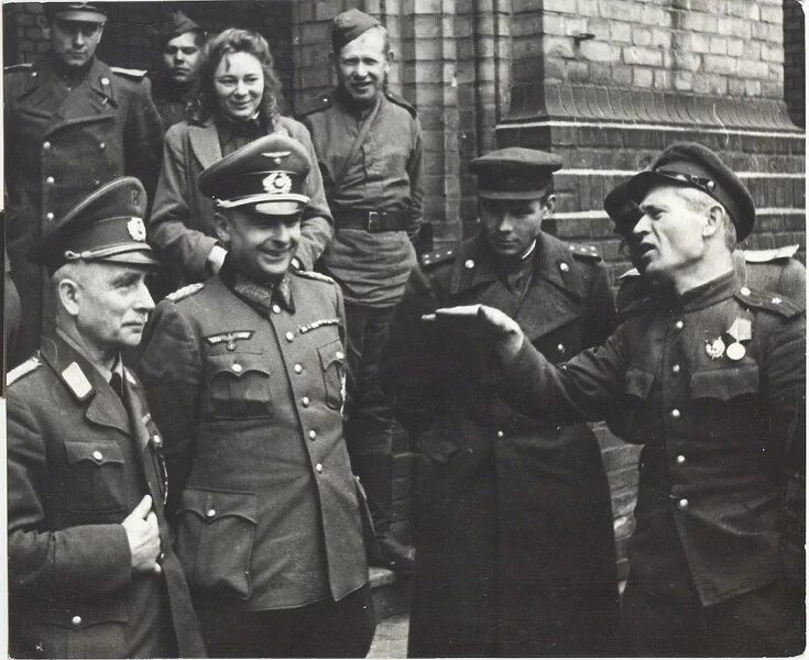 Комендант берлина в 1945 году советский генерал. Генерал николай эрастович берзарин. Чуйков василий иванович сталинградская битва. Прах этого советского военачальника бравшего берлин. Берлин, май 1945.
