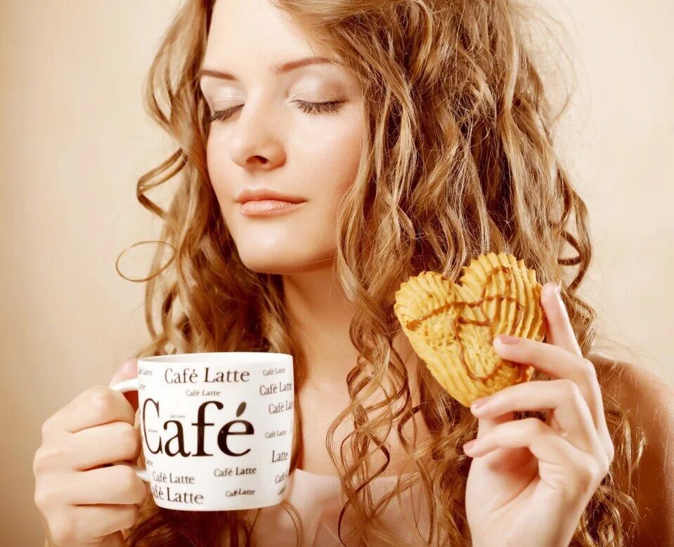 Девушка с печеньем. Девушка пьет кофе. Девушка с чашкой кофе. Девушка с печенье и кофе.