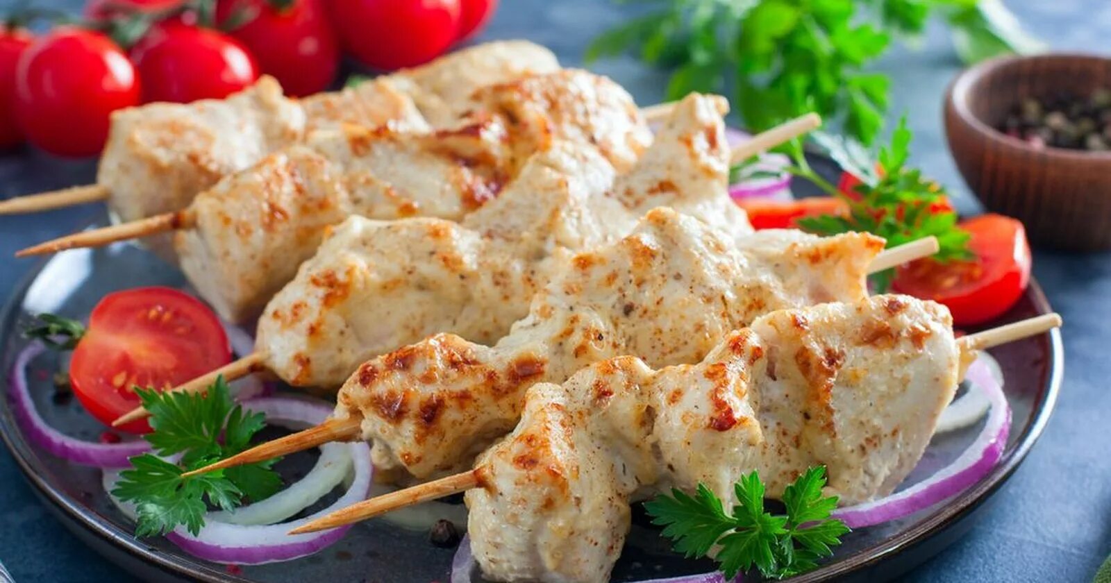 Вкусный шашлык из филе курицы. Шашлык куриный. шашлык куриное филе. шашлык из филе курицы.