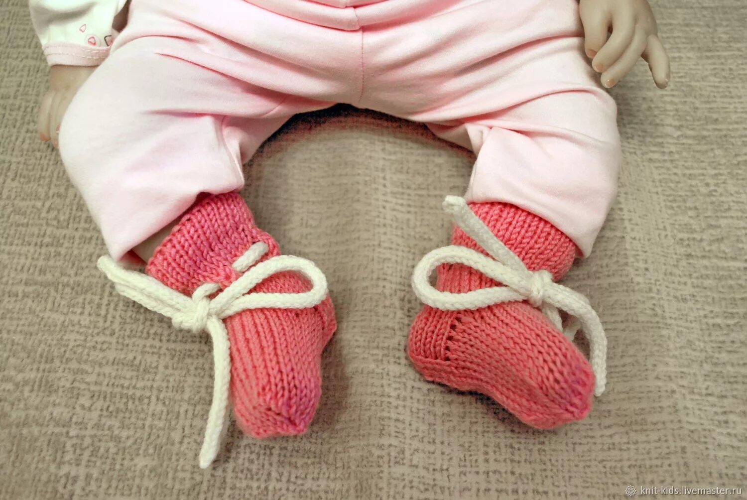 Вязаные носочки для новорожденного. Носочки для новорожденных спицами. Носки для новорожденных спицами. Шерстяные носочки для новорожденных. Носочках ребенок связать