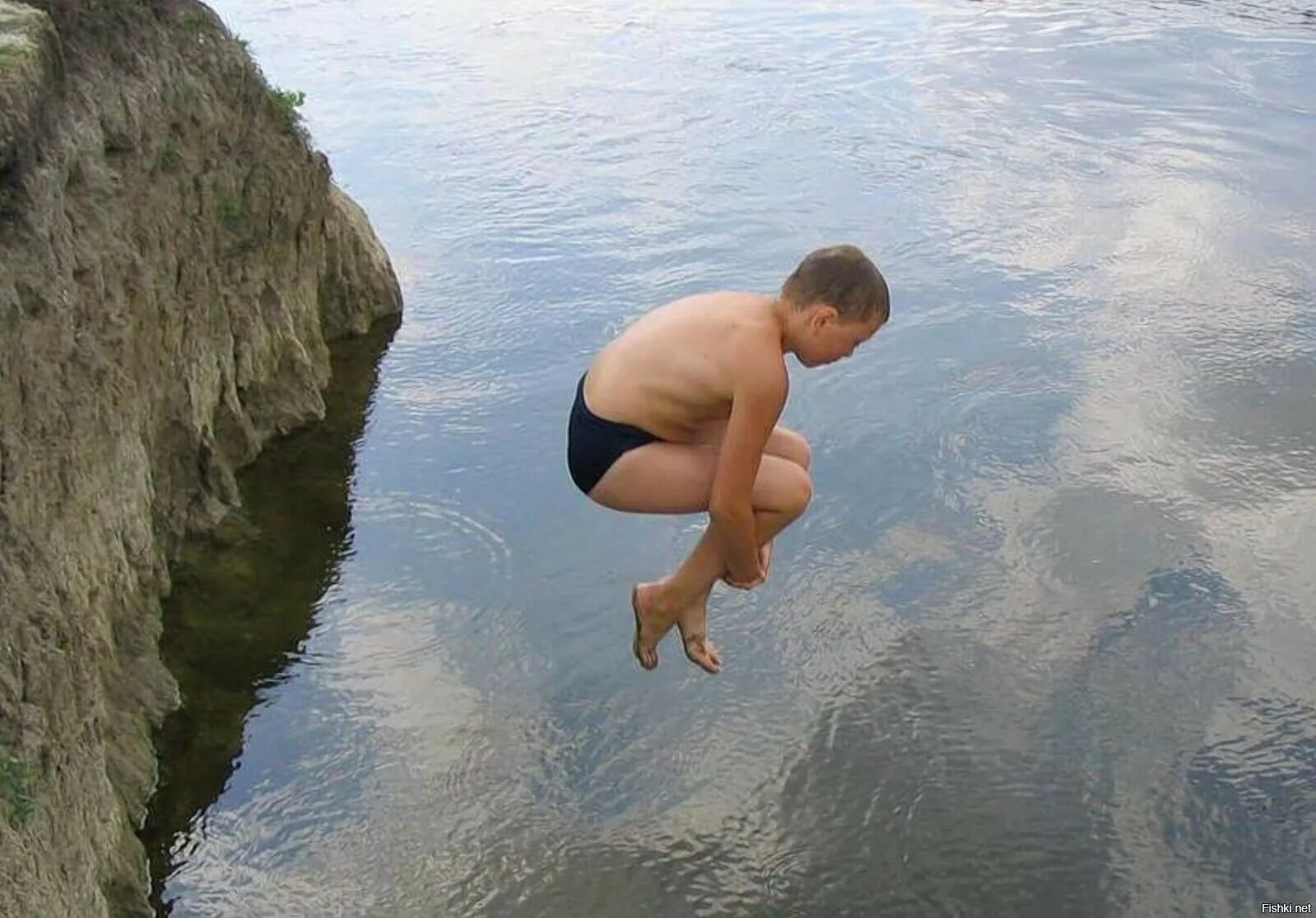 В воде ныряет в реку. Мальчик ныряет в воду. Парень нырнул. Маечик купаеча в речке. Место опасное для купания.